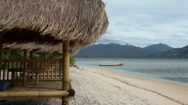 Bambusz kunyhóban a strand — Stock videók