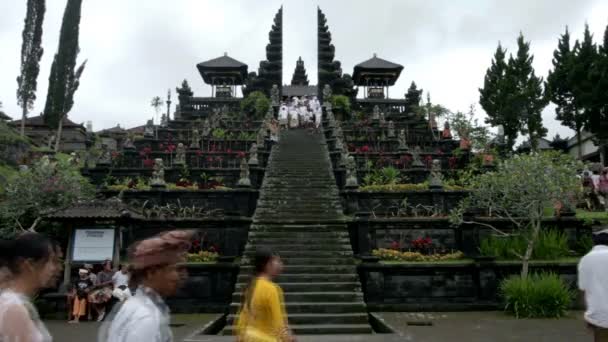 Balinéz zarándokok anya templom — Stock videók
