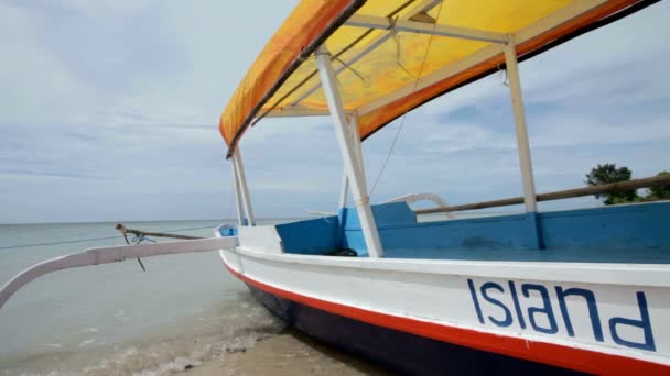 Barco de pesca na baía — Vídeo de Stock