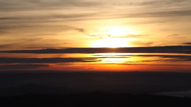 オレンジ色の雲の背後に夕日 — ストック動画