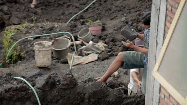 Werkende mannen op de bouwplaats — Stockvideo