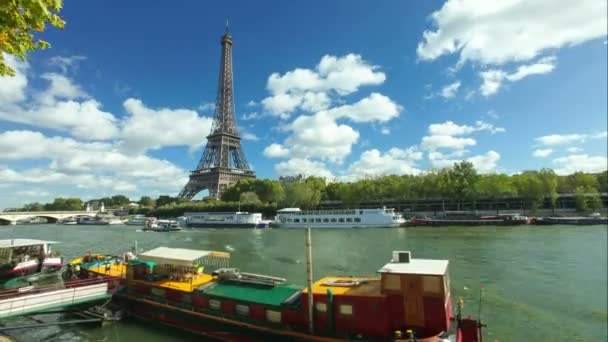 Barcos no rio Sena e Torre Eiffel — Vídeo de Stock