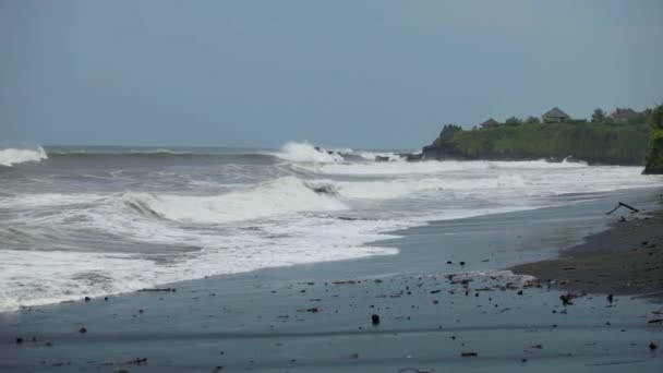 Vagues de rupture sur la plage balinaise — Video