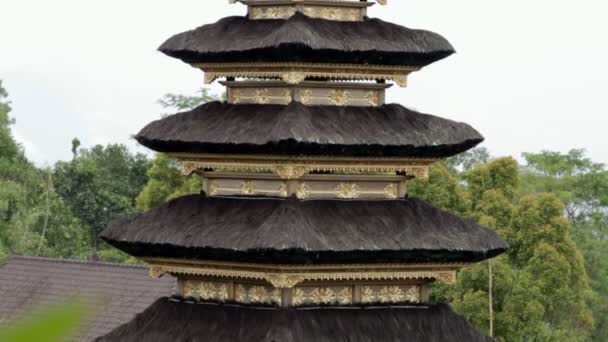 Balinese pelgrims bij Moeder Tempel in Besakih — Stockvideo