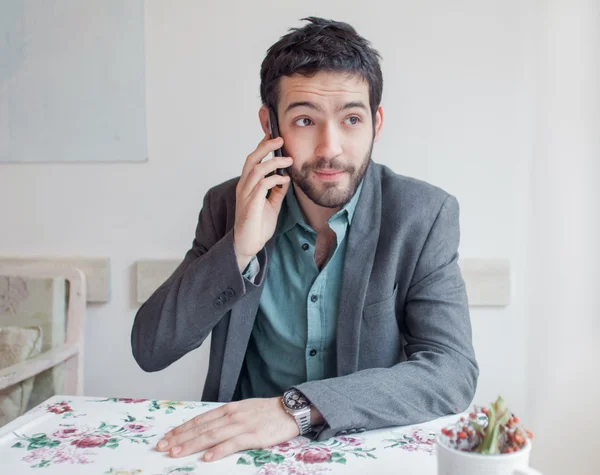 Homme au restaurant parlant au téléphone — Photo