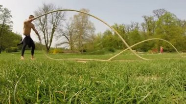 Adam ile ipler egzersiz