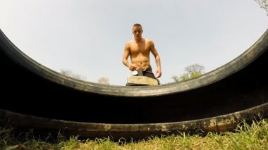 Adam vurma lastik çekiç ile