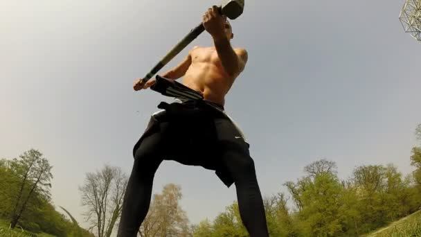 Hombre fuerte golpeando con martillo — Vídeos de Stock
