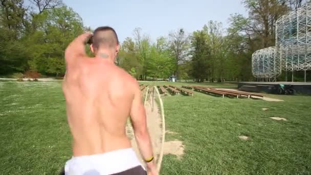 Человек, который тренируется с веревками — стоковое видео