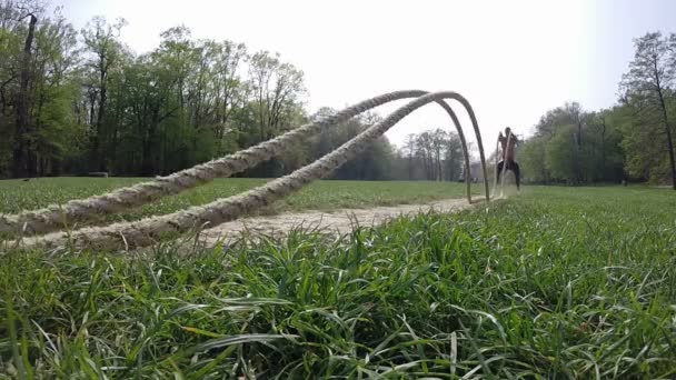 Man doing waves with ropes — Stock Video