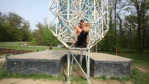 Man doing pull-ups on gymnastics rings — Stock Video