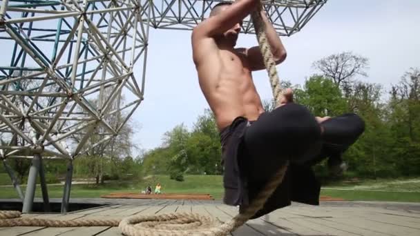 Mann klettert am Seil — Stockvideo