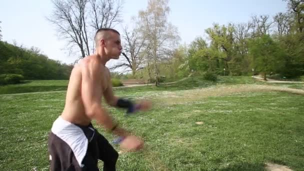 Homem treinando com cordas — Vídeo de Stock