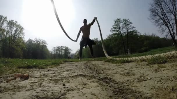 Hombre haciendo olas con cuerdas — Vídeos de Stock