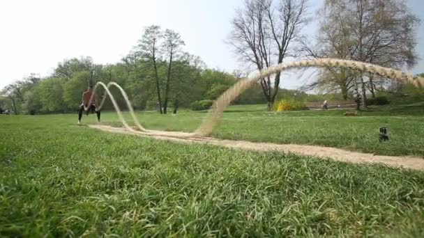 Homme faisant de l'exercice avec cordes 