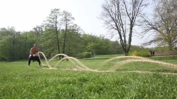 Man exercising with ropes — Stock Video