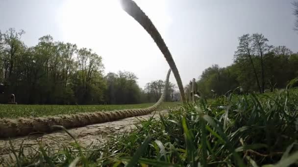 Man doing waves with ropes — Stock Video