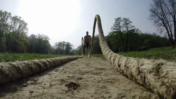 Man doen golven met touwen — Stockvideo