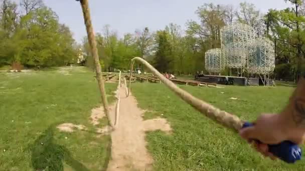 Mains pendant l'exercice avec des cordes 