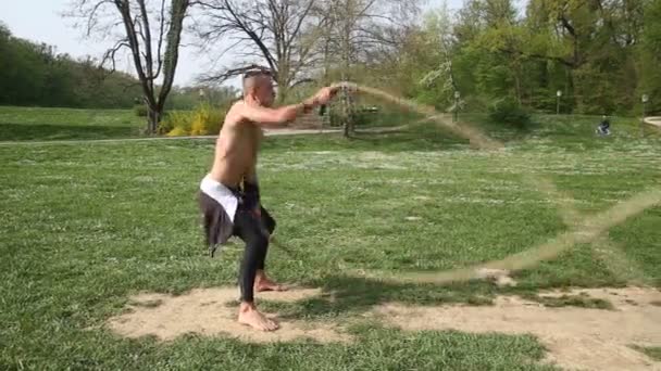Мускулистый человек тренируется с веревками — стоковое видео
