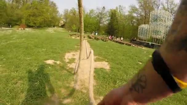 Mains pendant l'exercice avec des cordes 