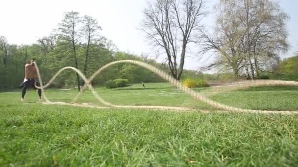 Man exercising with ropes — Stock Video