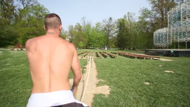 Homem exercitando com cordas — Vídeo de Stock