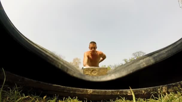 Mann schlägt mit Hammer auf Reifen ein — Stockvideo