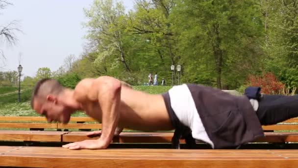 Homme faisant des pompes sur le banc — Video