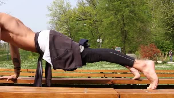 Muž dělá kliky na lavičce — Stock video