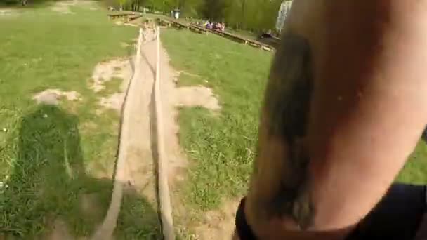 Mains pendant l'exercice avec des cordes 