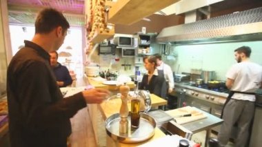 Öğle yemeği zamanı sırasında meşgul Fotic bistrot