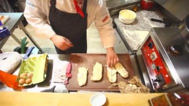 Şef bruschette hazırlanıyor