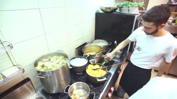 Chef cooking at restaurant kitchen — Stock Video