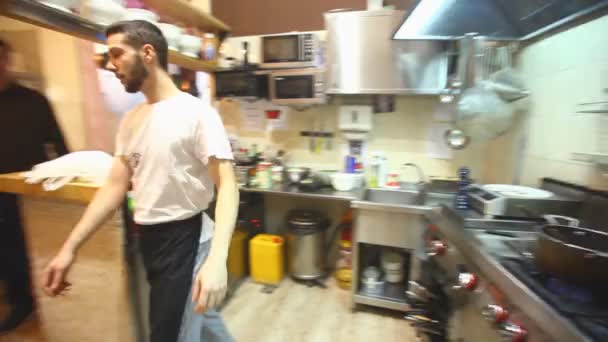 Chefs en la cocina del restaurante — Vídeos de Stock