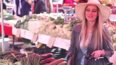 Kız markette sebze toplama