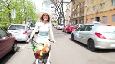 Sarışın kız binicilik bisiklet sokakta