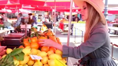 Kız toplama portakal Market