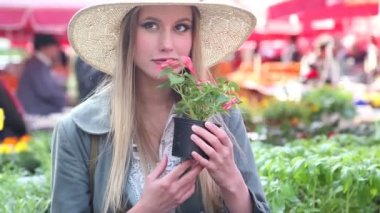 Holding ve çiçek kokulu kız