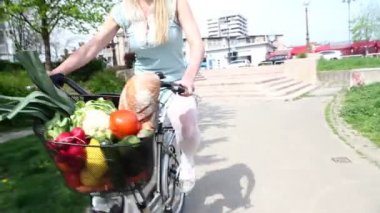 Bisiklet sepeti, meyve tam ile