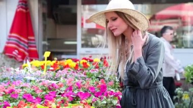 Kız çiçek pazarında bakarak