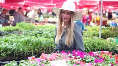 Kadın holding çiçek içinde belgili tanımlık çarşı