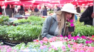 Kadın holding çiçek içinde belgili tanımlık çarşı