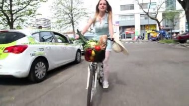 Kız binicilik bisiklet sokakta