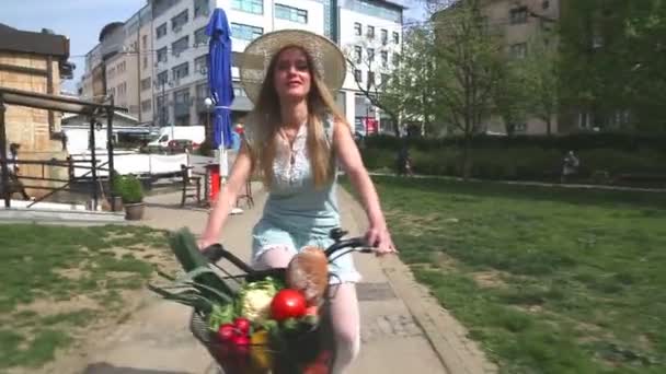 Mädchen fährt Fahrrad mit Korb — Stockvideo