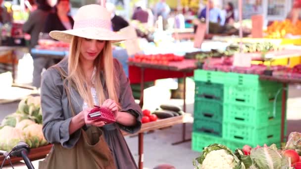소녀는 시장에 그녀의 돈을 멀리 두기 — 비디오