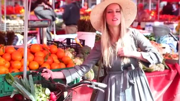 Mädchen mit Fahrrad steht auf dem Markt — Stockvideo