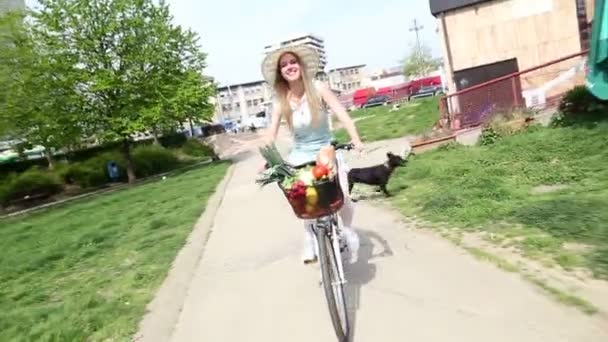 Meisje paardrijden fiets met mandje — Stockvideo