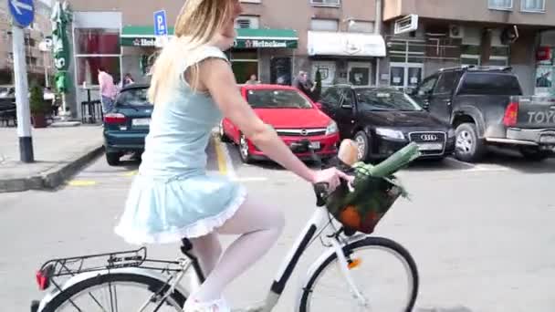 Fille à vélo dans la rue — Video