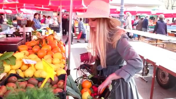 Mädchen auf dem Markt bezahlt für Obst — Stockvideo